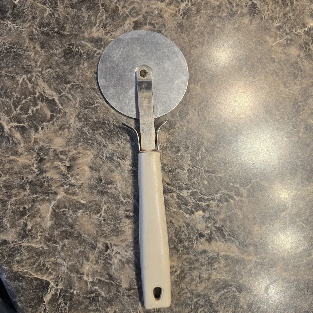 1980 Vintage EKCO Pastry Pizza Cutter Beige Plastic Handle Made in USA